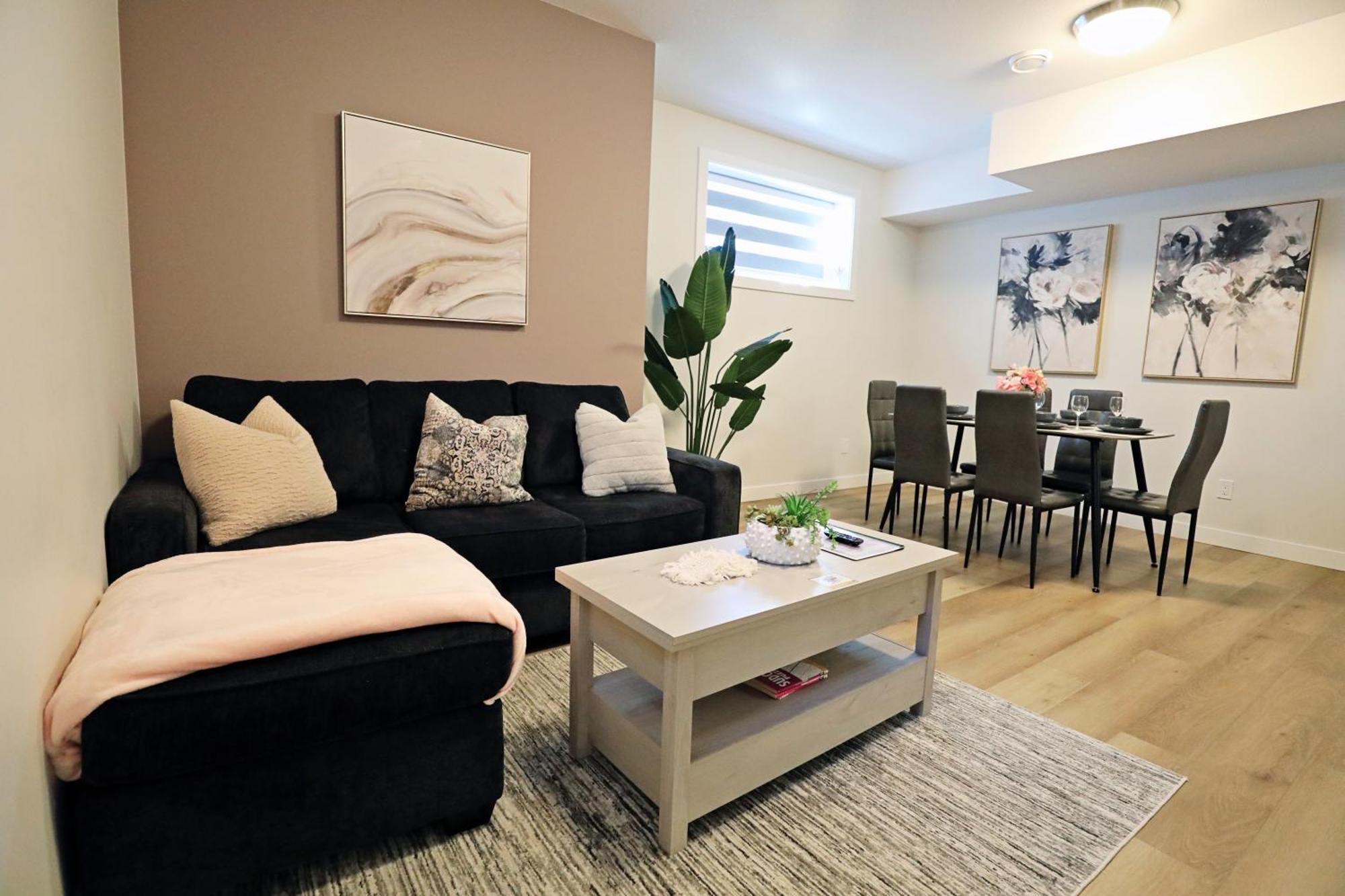 Downtown King Beds,long Stays,disney+ Holiday home Edmonton